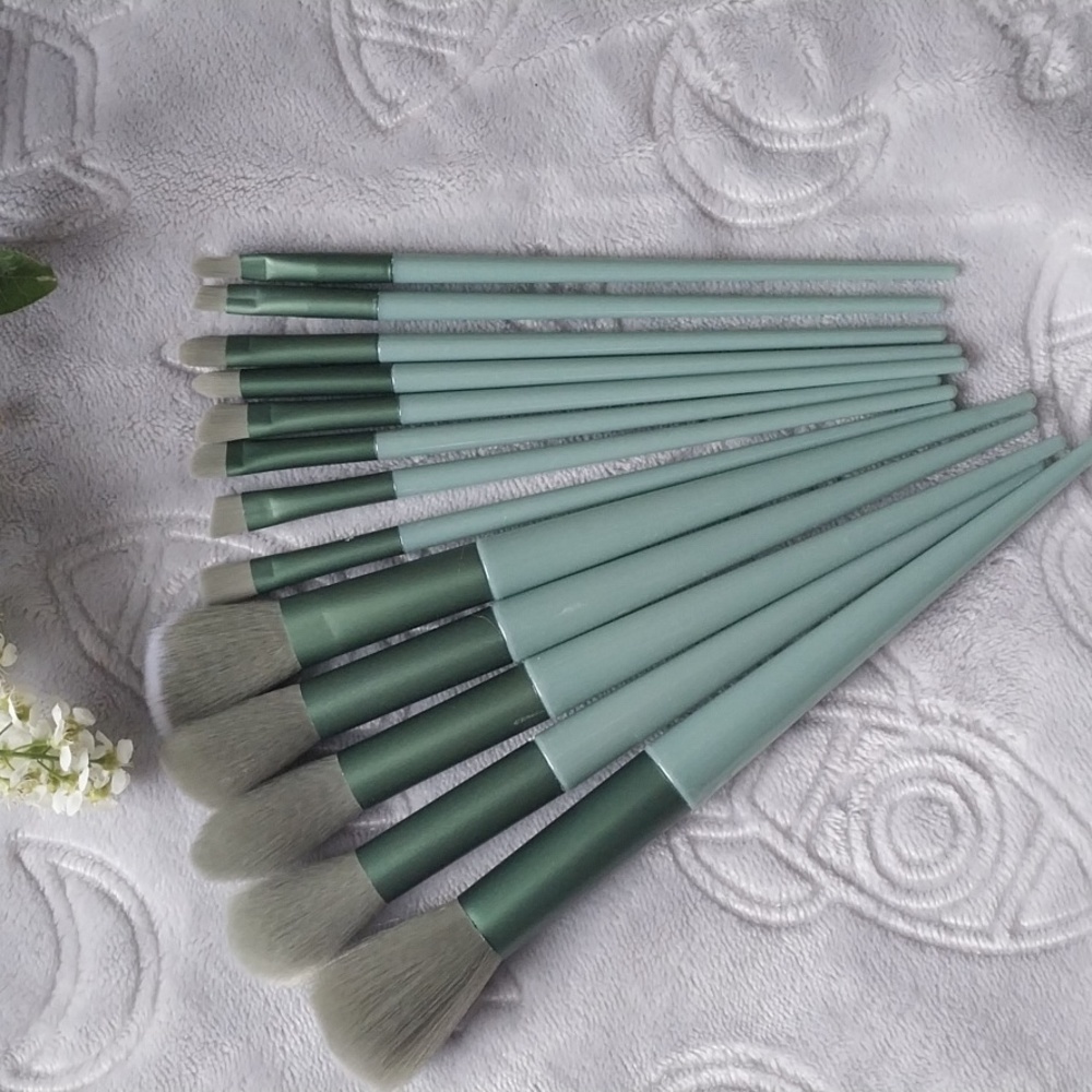 Makeup  brushes  set.